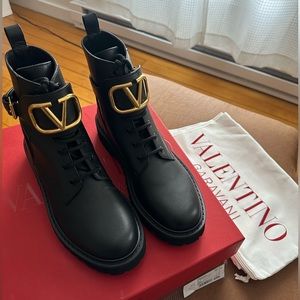 Brand New Valentino Garavani Boots size 40. Come with original box and dust bags